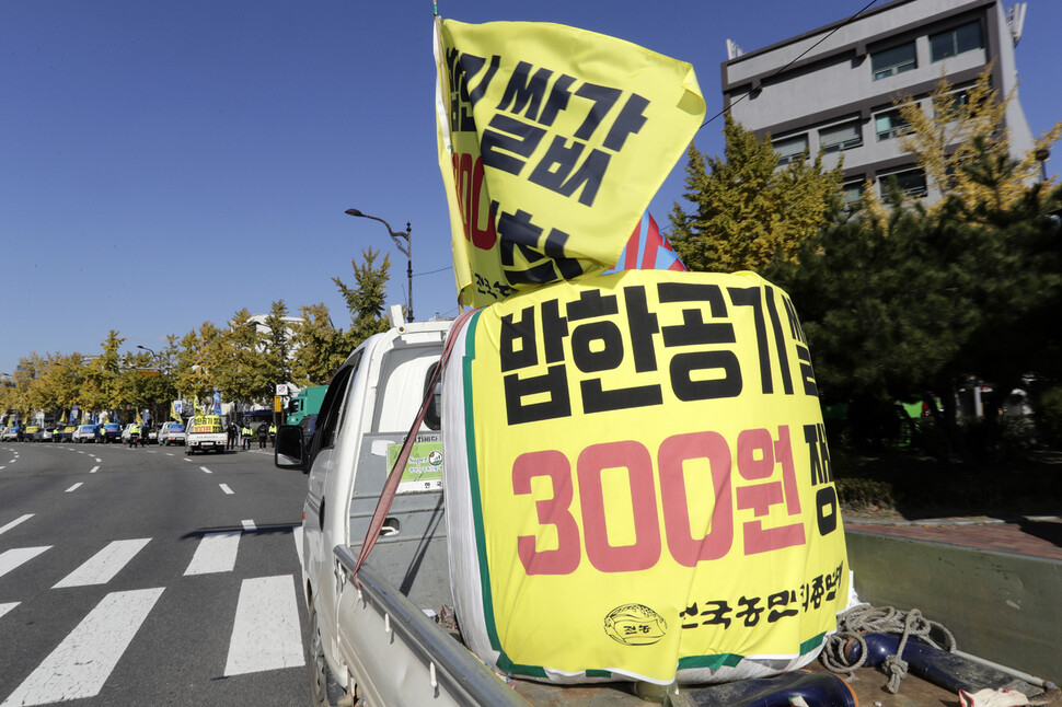 전국농민회총연맹(전농) 회원들이 25일 오후 대통령실 인근 서울 용산구 삼각지에서 쌀값 안정을 위한 양곡관리법 개정안 처리를 요구하는 차량시위를 하고 있다. 전농은 쌀값 안정을 위해 초과 생산된 쌀을 정부가 의무적으로 사들이도록 하는 내용을 담고 있는 양곡관리법 개정안 국회 통과를 대통령실과 정부에 요구했다. 김명진 기자 littleprince@hani.co.kr