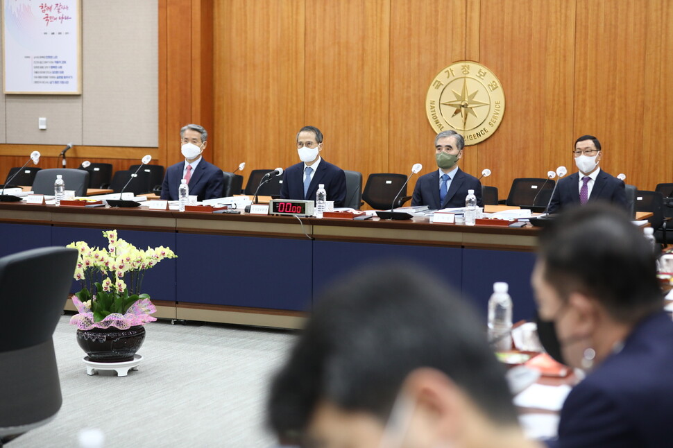 26일 서울 서초구 내곡동 국가정보원 청사에서 열린 국회 정보위원회의 국정원에 대한 국정감사에서 김규현 국정원장이 국정감사 시작을 기다리고 있다. 왼쪽부터 권춘택 1차장, 김 원장, 김수연 2차장, 백종욱 3차장. 조상준 기조실장은 국감 시작 전 일신상의 이유로 사의를 표명해 국정감사에 출석하지 않아 왼쪽 자리가 빈자리로 남아있다. 공동취재사진