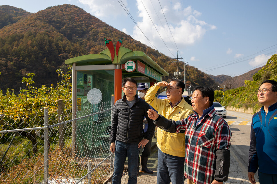 송인헌 괴산군수(왼쪽 둘째) 등이 지난 29일 지진이 발생한 충북 괴산군 장연면에서 진앙으로 추정되는 산을 바라보고 있다. 괴산군 제공