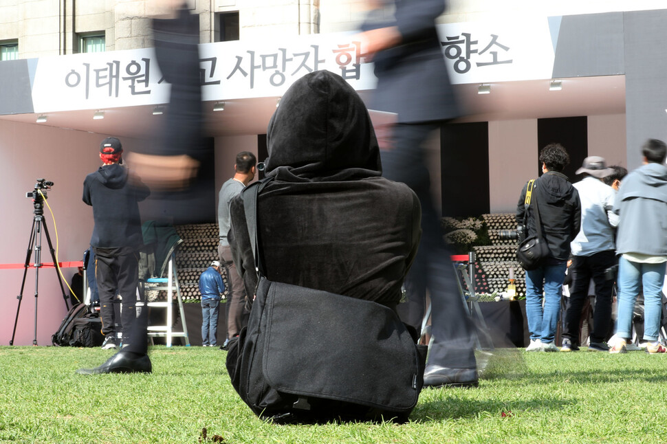 31일 낮 서울광장에 마련된 이태원 참사 사망자 합동분향소에서 참사 당일 이태원 해밀톤호텔 인근을 방문했던 당현서(21)씨가 조문 뒤 30분가량 분향소 앞을 떠나지 못한 채 광장에 앉아 분향소를 바라보고 있다. 김혜윤 기자 unique@hani.co.kr