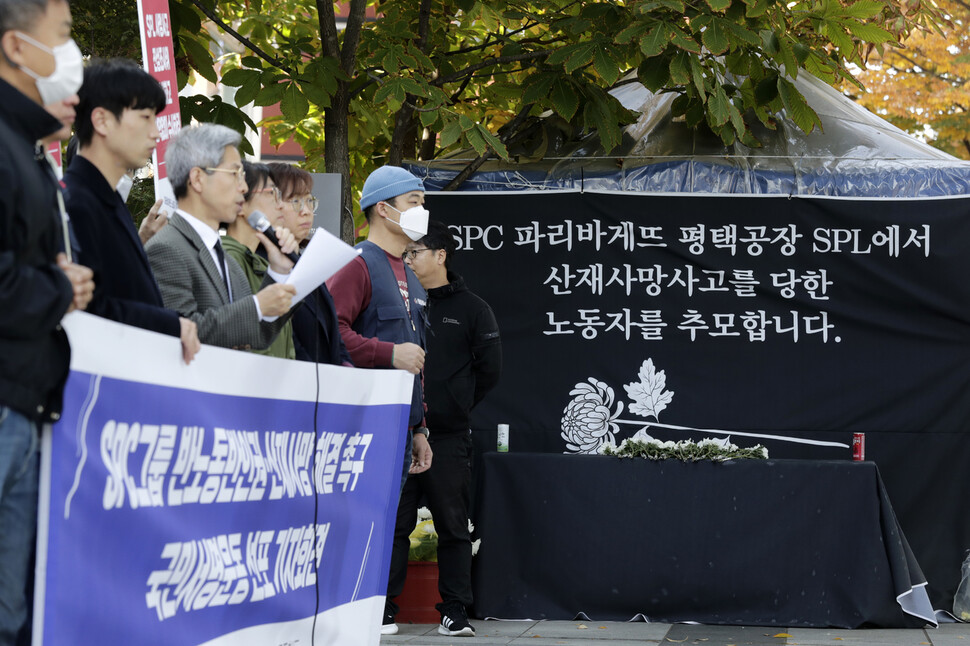 ‘파리바게뜨 노동자 힘내라’ 공동행동 회원들이 31일 오전 서울 강남구 양재동 에스피씨(SPC) 본사 앞에서 ‘에스피씨그룹 반노동반인권·산재사망 해결 촉구 국민서명운동 선포’ 기자회견을 하고 있다. 공동행동은 에스피씨그룹의 유족과 노동자들에 대한 사과, 허영인 회장 수사와 처벌, 노동자 안전대책 마련, 부당노동행위 관련자 징계, 진상조사위원회 구성, 시민 비판 봉쇄하는 59개 문구 금지 가처분 철회 등을 요구하면서 서명운동을 시작했다. 김명진 기자 littleprince@hani.co.kr