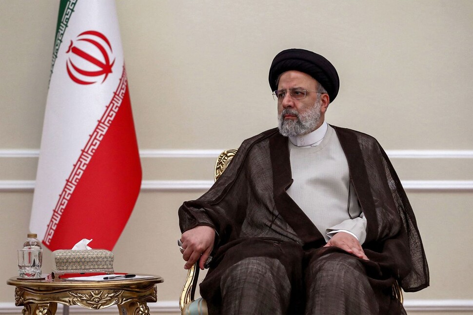 에브라힘 라이시 이란 대통령이 2일 테헤란에서 시리아 외교부 장관을 기다리는 모습. AFP 연합뉴스
