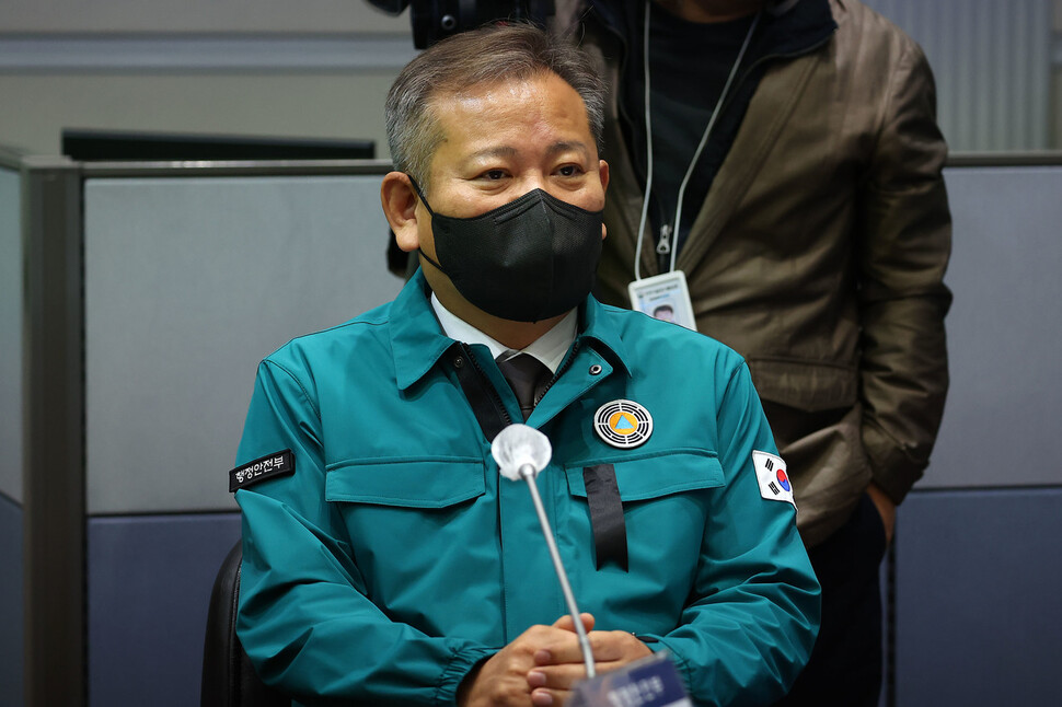 이상민 행정안전부 장관이 3일 오전 정부서울청사에서 열린 이태원 참사 중앙재난안전대책본부 회의에 검은 리본을 패용하고 검은 마스크를 쓴 상태로 앉아있다. 김혜윤 기자