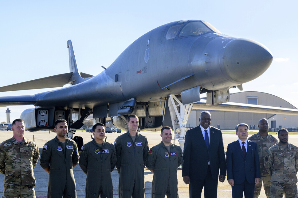 이종섭 한국 국방장관(앞줄 오른쪽 둘번째)과 로이드 오스틴 미국 국방장관(오른쪽 셋째)이 3일(현지시각) 한-미 안보협의회의(SCM)를 마치고 미국의 주요 전략 자산인 B-52와 B-1B가 배치된 워싱턴 근교 앤드루스 공군기지를 찾았다. 두 장관이 미 공군 병사들과 초음속 전략 폭격기인 B-1B ‘랜서’를 배경으로 사진을 찍고 있다. 앤드루스 공군기지/AP 연합뉴스