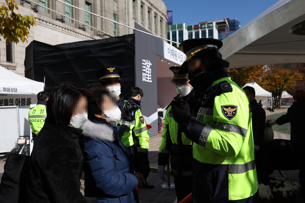 4일 오후 서울 중구 시청 앞 서울광장에 마련된 이태원 참사 희생자 합동 분향소에 이번 참사로 아들을 잃은 한 유족이 경찰들에게 당일 부실대응에 대해 항의하고 있다. 연합뉴스