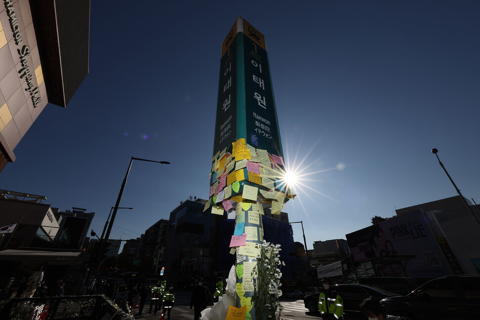 지난 4일 오전 서울 용산구 이태원역 1번 출구 앞 참사 추모 공간. 연합뉴스