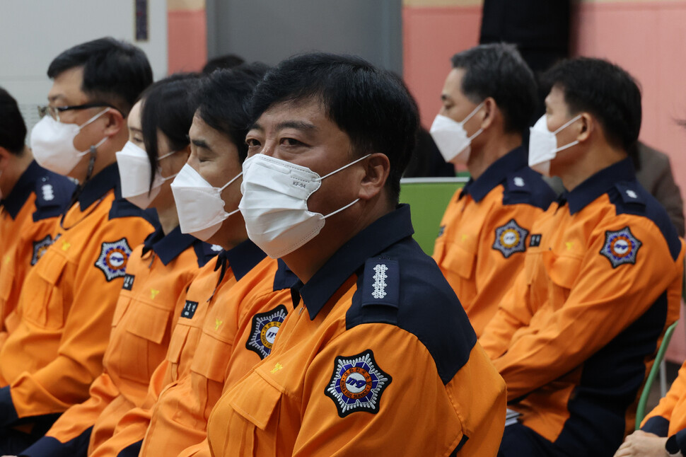 9일 오전 서울 용산소방서 최성범 서장과 소방관들이 더불어민주당 이재명 대표와의 간담회에서 침통한 표정을 짓고 있다. 이날 간담회에서 이태원 압사 참사 당시 현장 대응에 나섰던 용산소방서 소방관들은 경찰청 특별수사본부가 최성범 소방서장을 업무상 과실치사상 혐의로 입건해 수사 중인 것에 대해 억울함을 호소했다. 연합뉴스