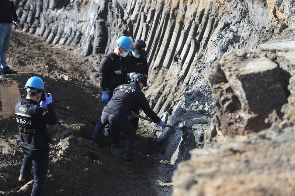 지난 7일 오후 경북 봉화군 광산붕괴사고 현장에서 경찰 과학수사대 및 산업통상자원부 관계자들이 사고 원인 규명을 위한 시료를 채취하고 있다. 연합뉴스