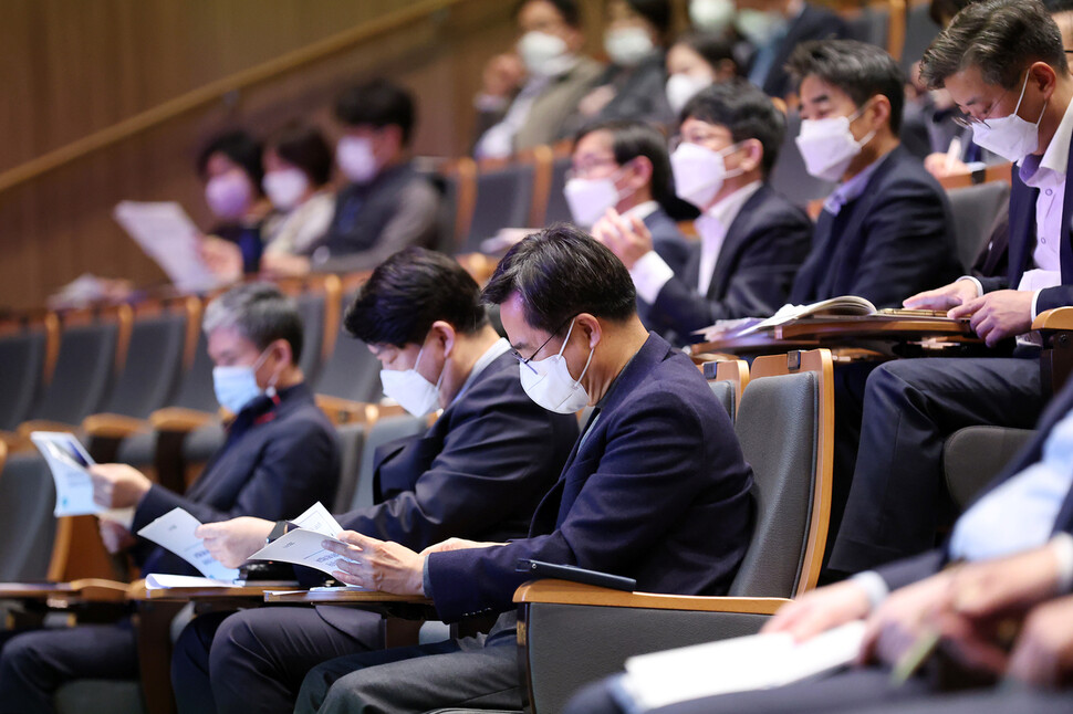 김동연 경기지사가(왼쪽에서 세 번째 안경 쓴 이) 지난달 24일 경기도청 강당에서 자신의 지시로 열린 성희롱·성폭력 예방 특별교육에 참석해 강의를 듣고 있다. 경기도 제공