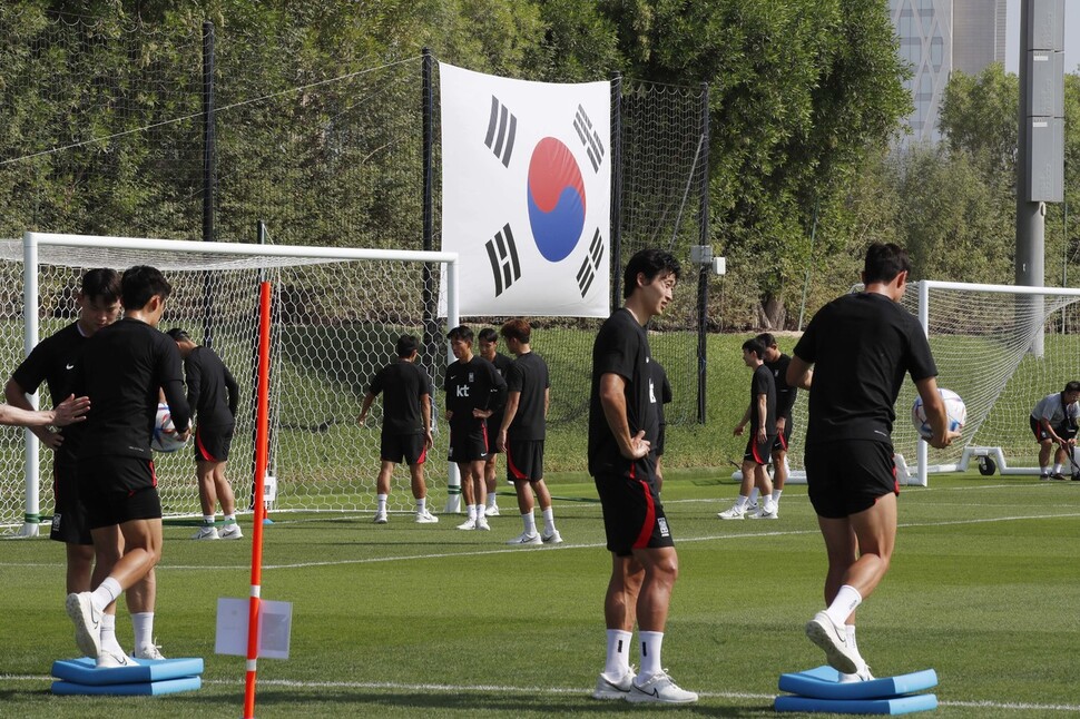 한국 남자축구 대표팀 선수들이 19일(현지시각) 오전 카타르 도하 알 에글라 훈련장에서 몸풀고 있다. 도하/김혜윤 기자
