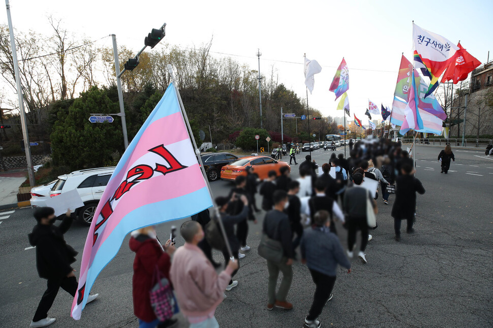 20일 오후 서울 용산구 이태원광장에서 트랜스젠더 추모의날 집회가 끝난 뒤 참가자들이 대통령실을 향해 행진하고 있다. 백소아 기자 thanks@hani.co.kr