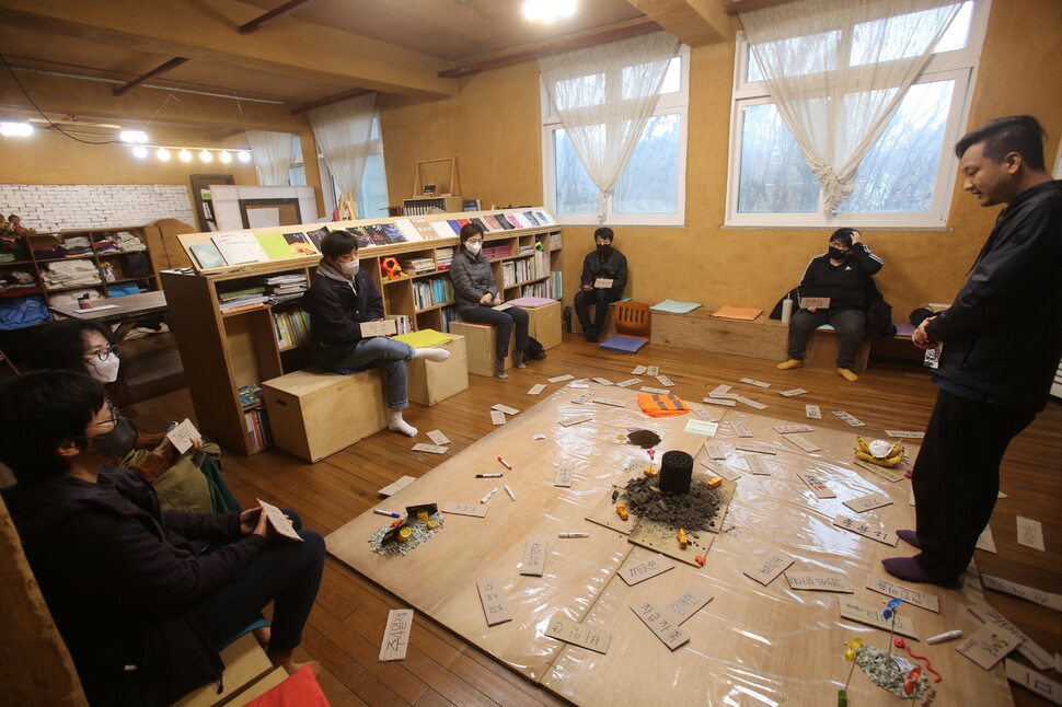 전윤환 연극연출가와 김지연 작가가 함께 마련한 ‘렉처 퍼포먼스’(강연 형식의 공연)의 한 장면. 박수혁 기자