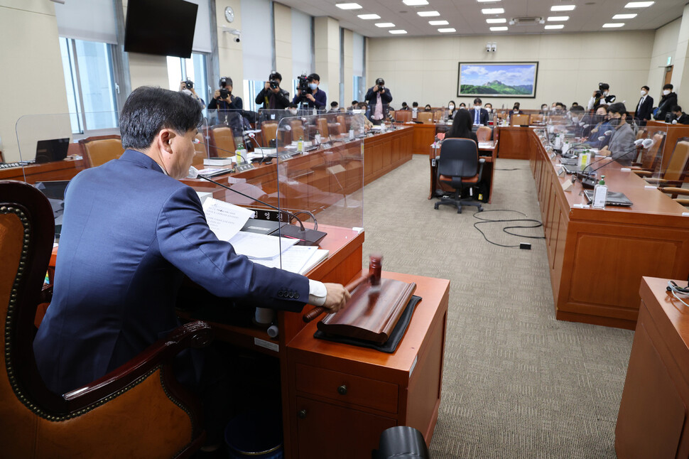 30일 오전 서울 국회에서 열린 환경노동위원회 고용노동법안심사소위원회에서 여야의 의견차로 국민의힘 소속 의원들이 퇴장한 가운데 김영진 위원장이 노란봉투법(노동조합 및 노동관계조정법 개정안)을 상정하고 있다. 연합뉴스