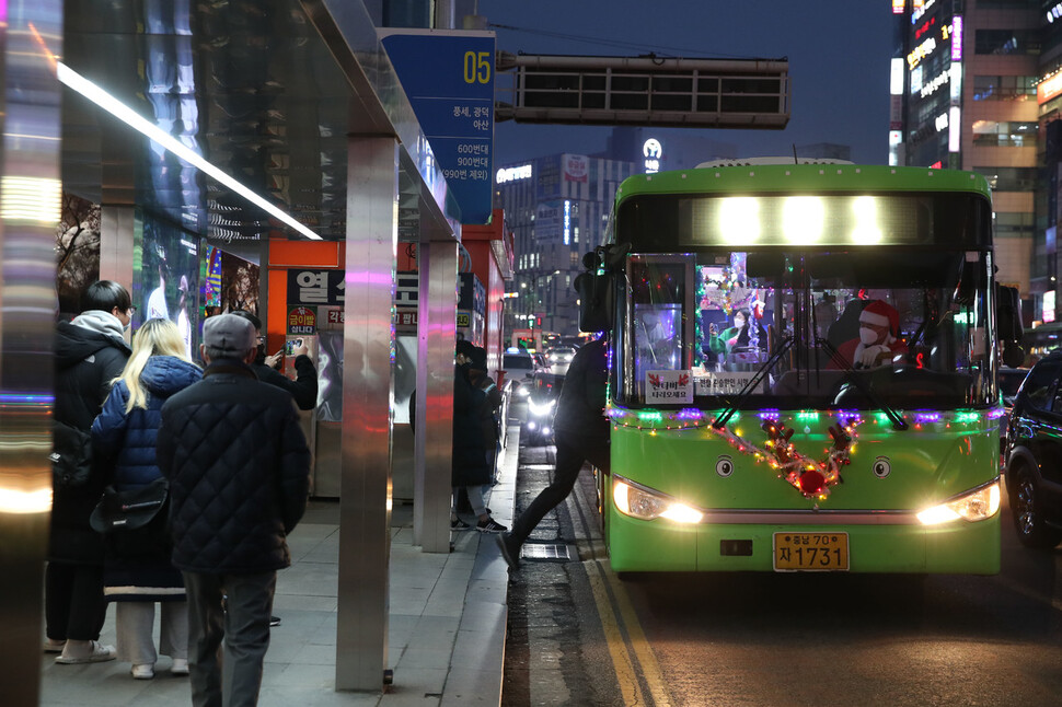 금요일 저녁 퇴근길, 버스터미널 정류장에서 승객들이 산타버스에 오르고 있다. 백소아 기자