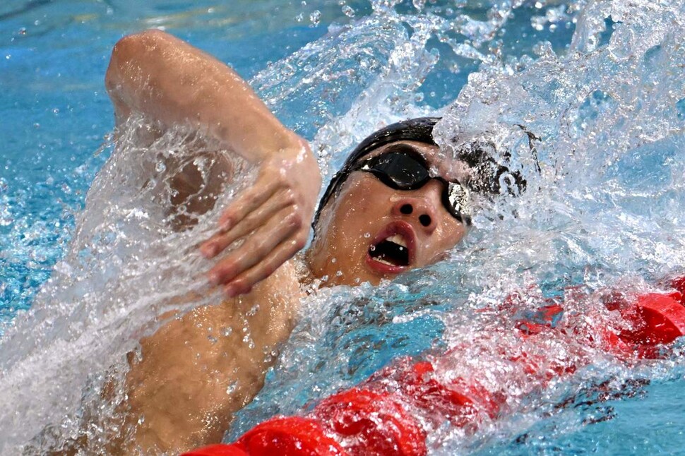 황선우가 18일 오후 호주 멜버른 스포츠 앤드 아쿠아틱 센터에서 열린 2022 국제수영연맹(FINA) 쇼트코스 세계수영선수권대회 남자 자유형 200ｍ 결승에서 역영하고 있다. 멜버른/AFP 연합뉴스