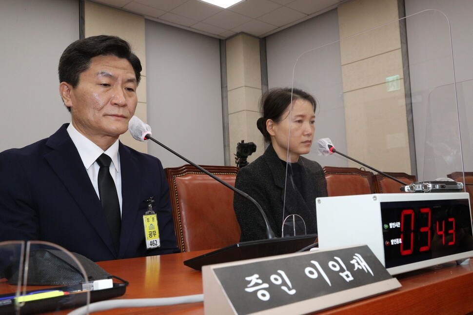 ‘이태원 참사’ 당시 현장 총괄 책임자였던 이임재 전 용산경찰서장(왼쪽)과 서울경찰청 상황관리관으로 근무한 류미진 전 인사교육과장(총경)이 11월16일 오후 국회 행정안전위원회 전체회의에 증인으로 나와 의원들의 질문에 답하고 있다. 김봉규 선임기자 bong9@hani.co.kr