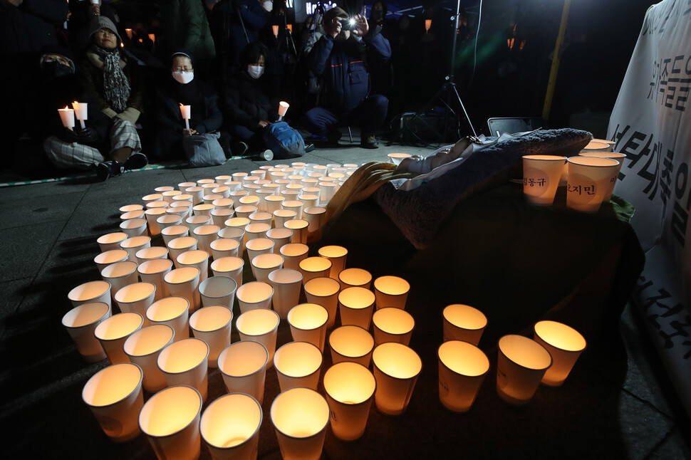 12월25일 저녁 천주교 정의구현사제단 주최로 서울 용산구 지하철 녹사평역 앞에 마련된 시민분향소에서 성탄절을 맞아 이태원 참사 희생자를 기억하고 유가족을 위로하는 미사가 열리고 있다. 신소영 기자 viator@hani.co.kr