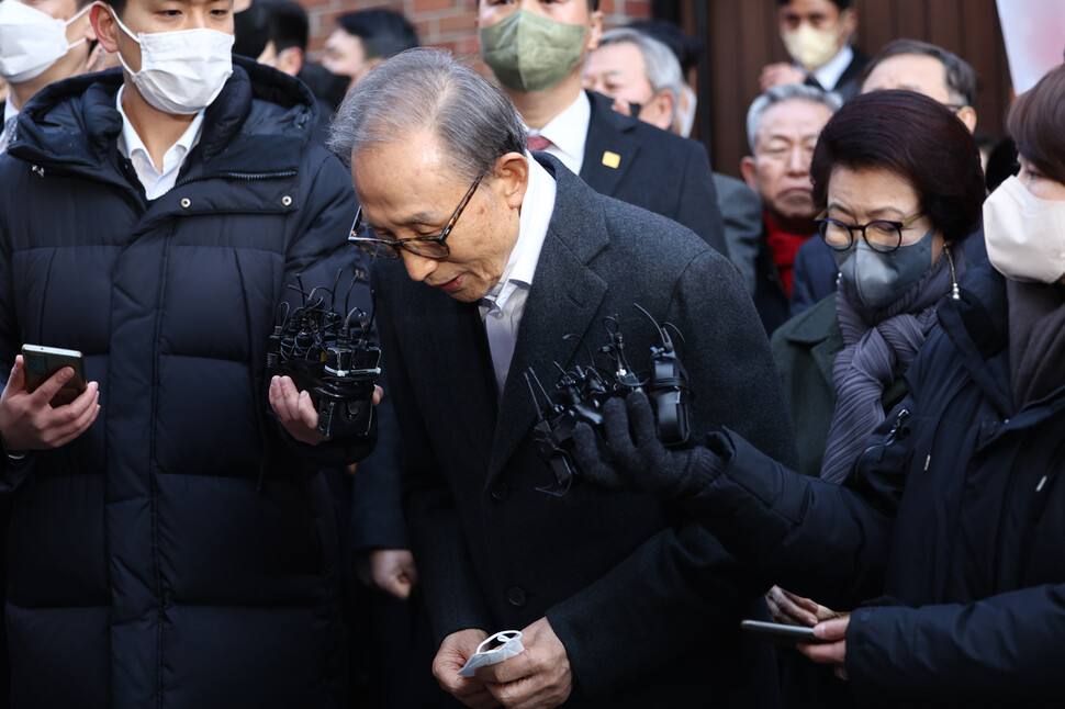 윤석열 대통령의 신년 특별사면으로 사면·복권된 이명박 전 대통령이 30일 오후 서울 강남구 논현동 자택에 도착, 대국민 메시지를 발표한 뒤 인사하고 있다. 연합뉴스