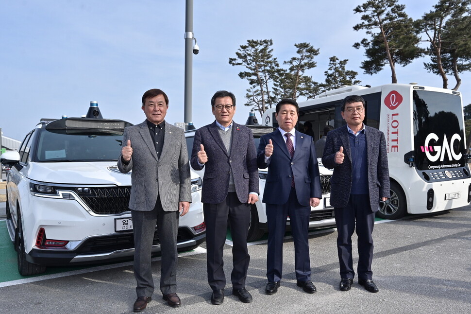 김홍규 강릉시장(왼쪽 두번째) 등 관계자들이 6일 자율주행차량 시승 행사에 앞서 사진을 찍고 있다. 강릉시 제공