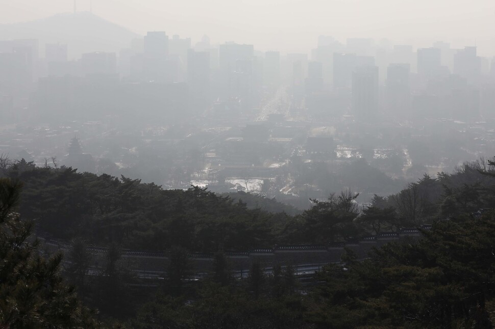 전국 대부분 지역에 미세먼지 비상저감조치가 시행 중인 8일 오전 서울 북악산에서 도심이 뿌옇게 보이고 있다. 김혜윤 기자 unique@hani.co.kr