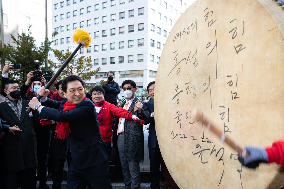 김기현 의원이 9일 서울 영등포구 여의도 자신의 ‘이기는 캠프’ 개소식에서 윤석열 대통령이 대선 당시 쳤던 대북을 치고 있다. 공동취재사진