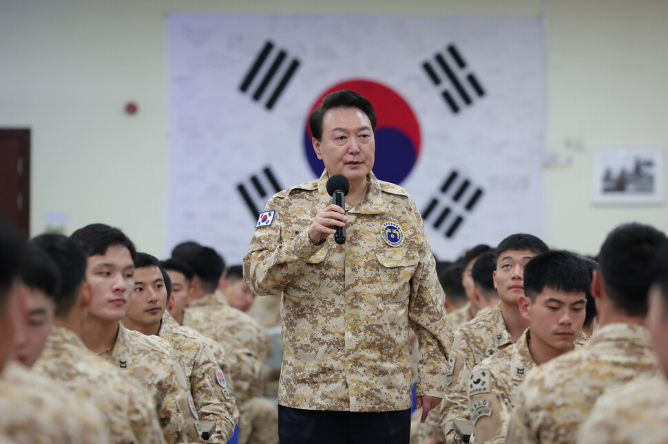 아랍에미리트(UAE)를 국빈 방문 중인 윤석열 대통령이 15일(현지시각) 현지에 파병 중인 아크 부대를 방문, 장병들을 격려하고 있다. 아부다비/연합뉴스