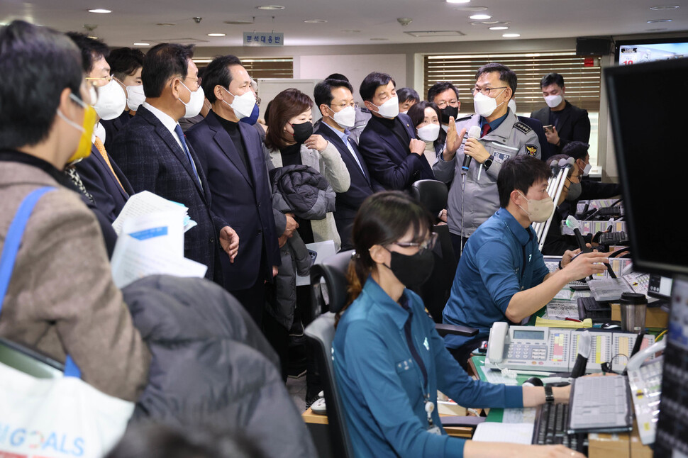 국회 이태원참사 국정조사위원회 의원들이 지난달 21일 서울경찰청 112상황실 열린 현장조사에서 설명을 듣고 있다. 연합뉴스