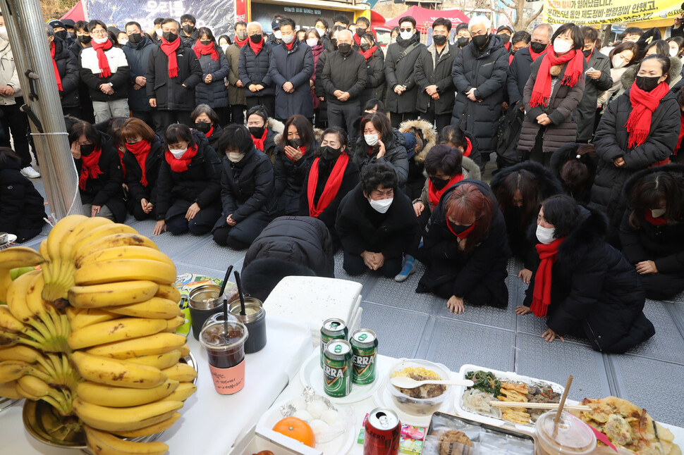 설날인 22일 오후 이태원 참사 희생자들의 분향소가 차려진 서울 녹사평역 앞 광장에서 희생자 유가족, 친척과 친구들이 설을 맞아 평소 고인들이 좋아했던 음식들로 상차림을 한 뒤 차례를 지내며 오열하고 있다. 윤운식 선임기자 yws@hani.co.kr