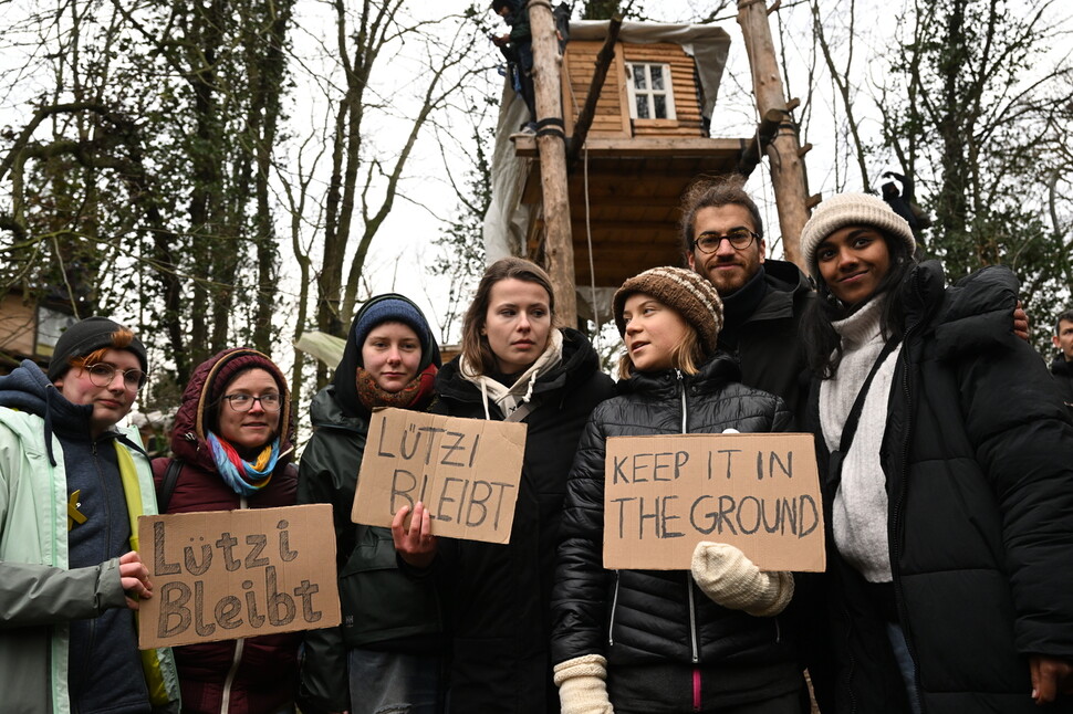 지난 13일(현지시각) 루이자 노이바워(왼쪽 넷째)와 그레타 툰베리(오른쪽 셋째) 등 기후운동가들이 독일 노르트라인베스트팔렌주 뤼체라트에서 석탄 채굴을 위한 마을 철거에 반대하는 시위를 하고 있다. DPA 연합뉴스