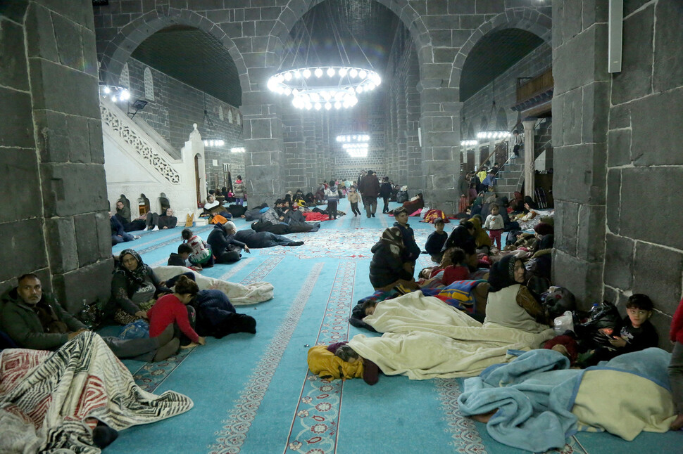 7일 튀르키예 디야르바키르에 있는 한 모스크에 지진을 대피한 주민들이 모여있다. 로이터 연합뉴스