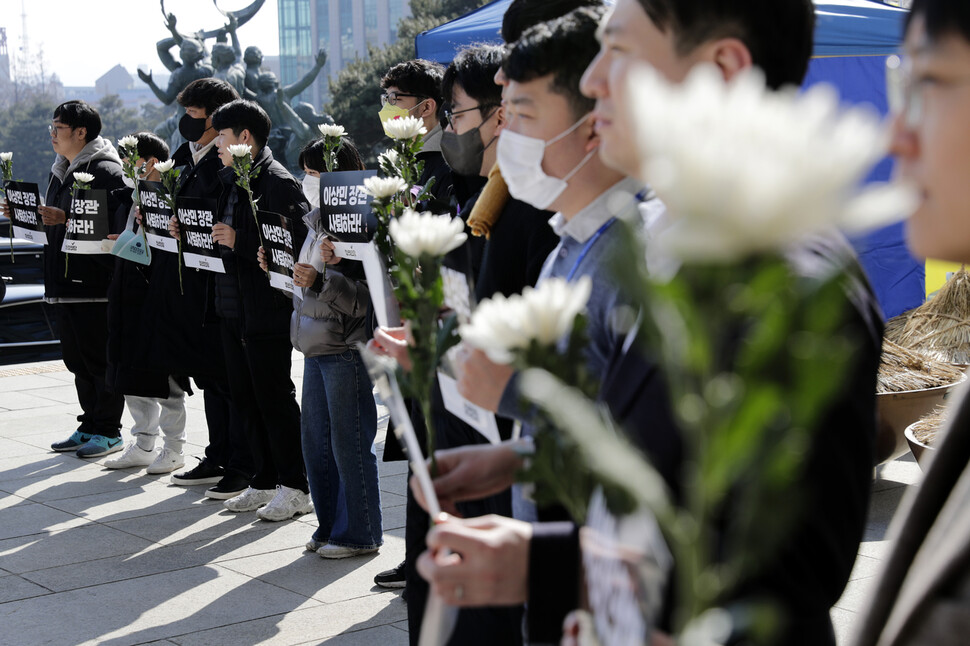 청년정의당 당원들과 장혜영, 류호정 정의당 의원이 8일 오후 국회 본청 앞에서 국화꽃과 손팻말을 들고 이상민 행정안전부 장관의 사퇴를 요구하고 있다. 김명진 기자 littleprince@hani.co.kr