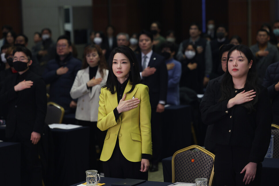 김건희 여사가 지난 3일 서울 마포구 백범김구기념관에서 개최된 ‘제3회 한국수어의 날 기념식’에 참석해 국민의례를 하고 있다. 대통령실 제공