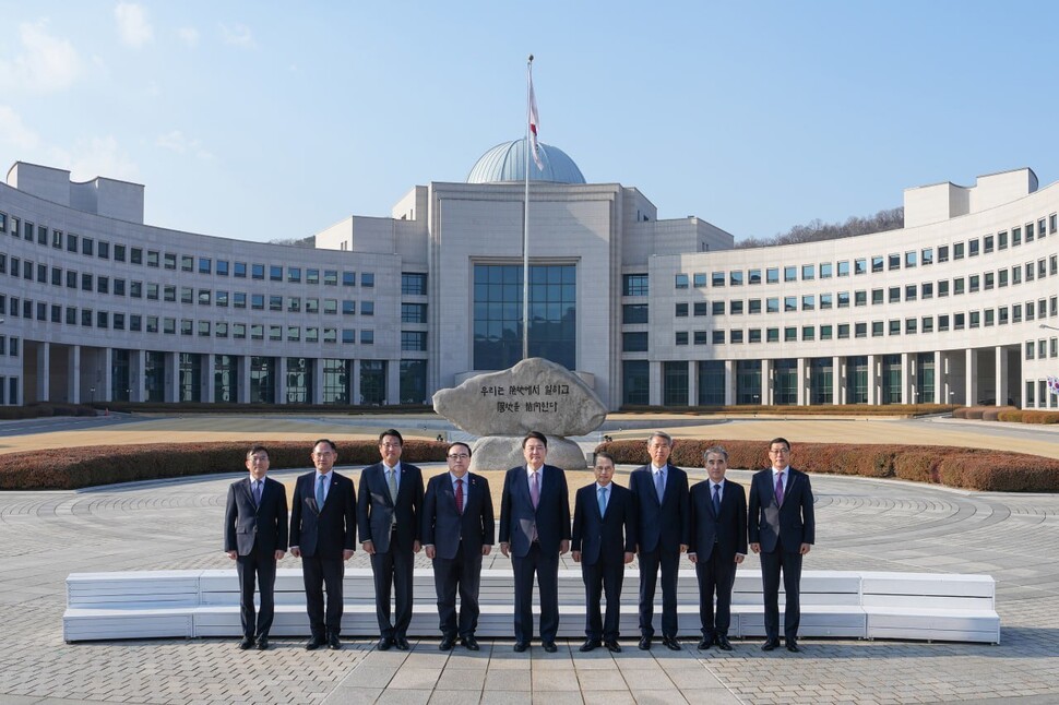 윤석열 대통령이 24일 국가정보원 청사를 찾아 원훈석 앞에서 참모진과 기념사진을 찍고 있다. 대통령실 제공