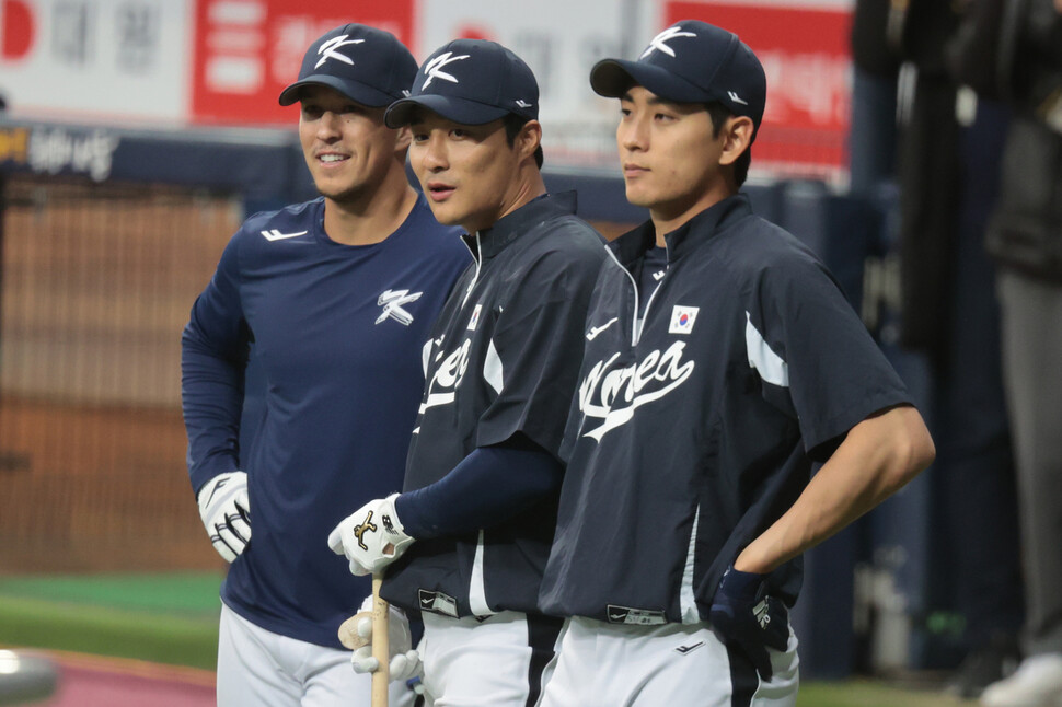 2023 세계야구클래식(WBC) 대표팀 에드먼(왼쪽), 김하성, 이정후(오른쪽)가 2일 오후 서울 구로구 고척스카이돔에서 열린 훈련에 참여하고 있다. 연합뉴스