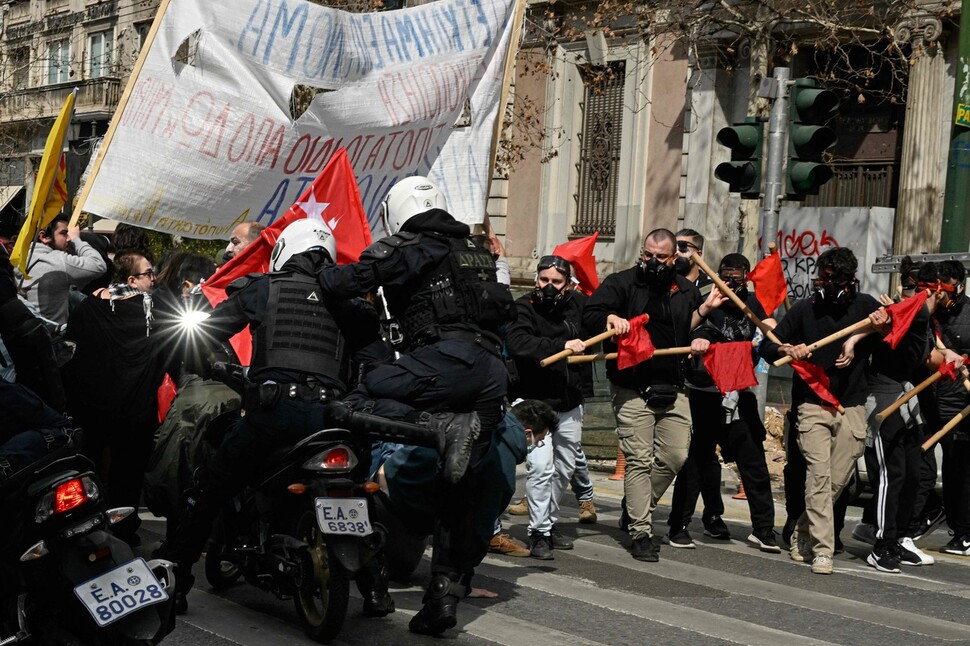 지난달 28일 발생한 열차 충돌 사고 이후 여론이 격화된 그리스에서 지난 5일 대규모 시위가 발생하자 그리스 경찰들이 오토바이를 타고 진압하고 있다. AFP 연합뉴스
