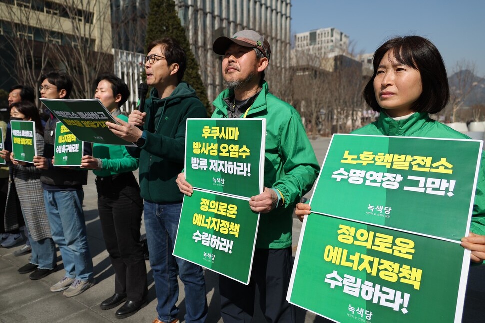 김찬휘 녹색당 대표(오른쪽 셋째)가 6일 서울 광화문광장 이순신동상 앞에서 연 ‘핵발전소 폐쇄 및 탈핵 촉구’ 정당연설회에서 정의로운 에너지 정책 수립을 촉구하고 있다. 강창광 선임기자