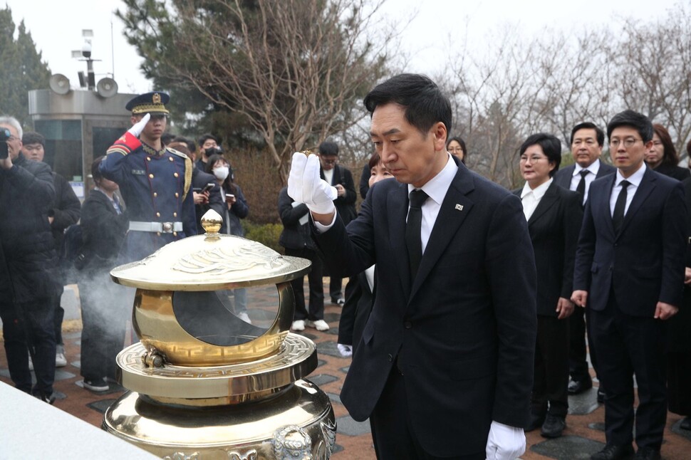 김기현 국민의힘 신임 당대표와 최고위원 및 지도부가 9일 오전 서울 동작구 국립서울현충원내 김대중 전 대통령 묘소를 찾아 참배하고 있다. 김봉규 선임기자