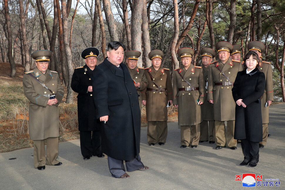 김정은 조선노동당 총비서 겸 국무위원장은 “9일 조선인민군 서부전선의 중요 작전 임무를 담당하고 있는 화성포병 부대를 현지지도하신 후 화력습격훈련을 보셨다”고 노동신문이 10일 보도했다. 김정은 총비서가 딸 김주애양 옆에서 담배를 태우는 모습. 조선중앙통신 연합뉴스