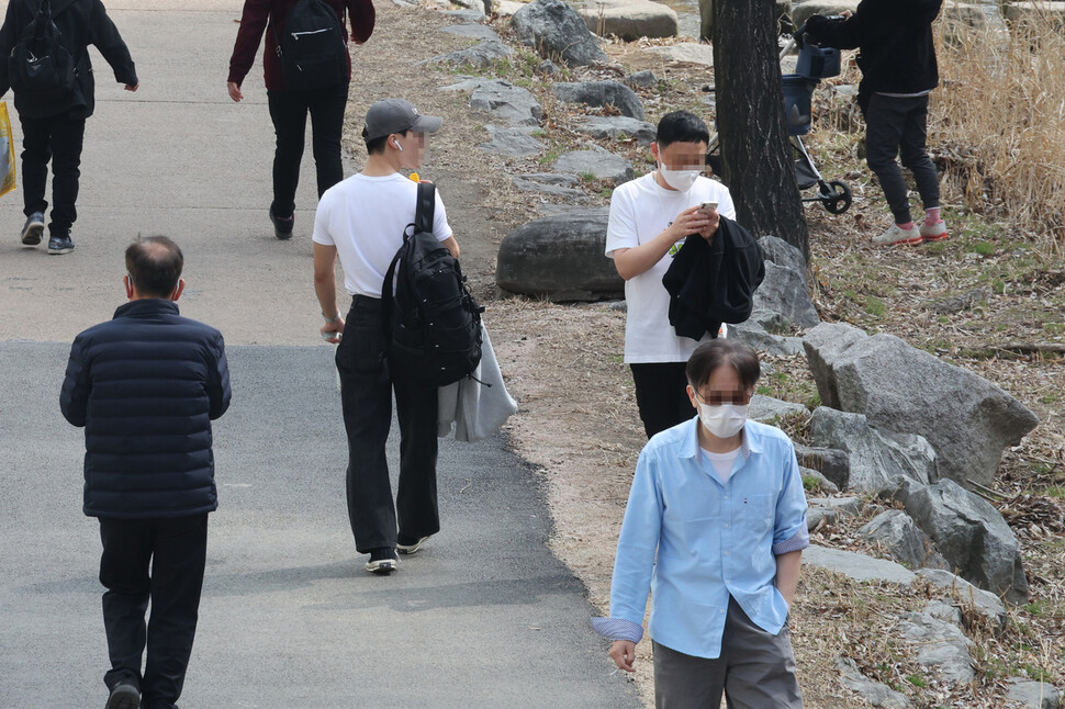 시민들이 가벼운 옷차림을 하고 청계천을 따라 걸어가고 있다. 김혜윤 기자