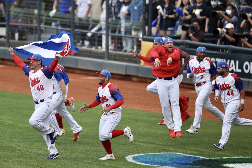 쿠바 야구 대표팀 선수들이 12일 대만 타이중의 인터콘티넨털구장에서 열린 2023 WBC 본선 1라운드 A조 조별리그에서 홈 팀 대만을 꺾은 뒤 좋아하고 있다. 타이중/EPA 연합뉴스