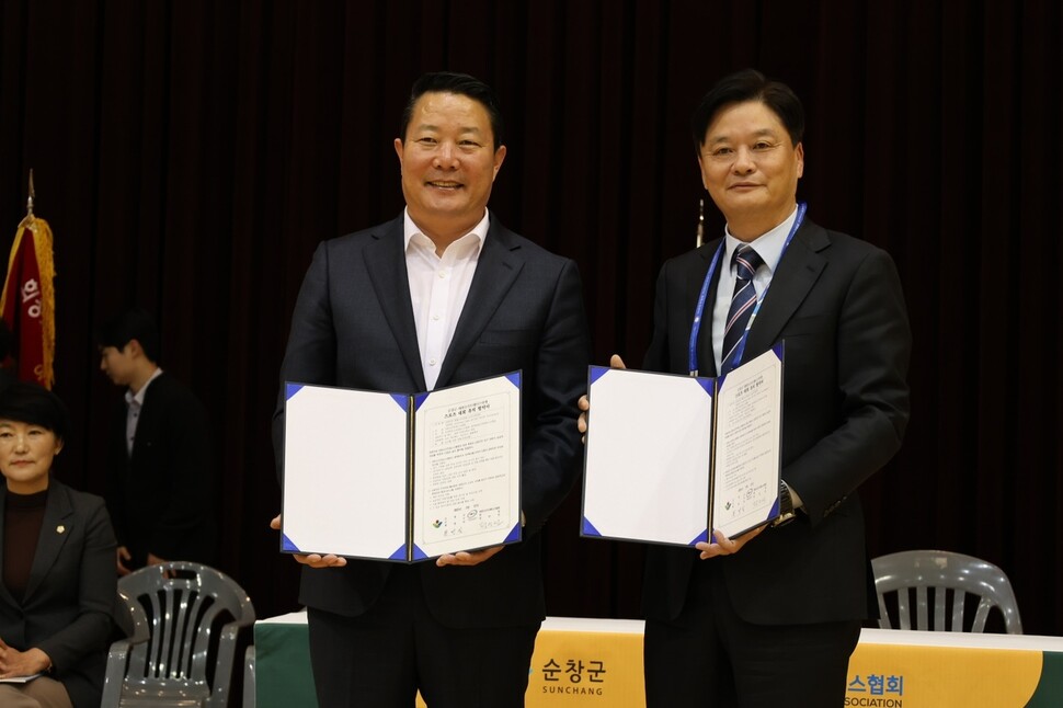 27일 전북 순창 국민체육센터에서 종합선수권대회 개최 협약을 마친 최영일 순창군수(왼쪽)와 정인선 대한소프트테니스협회 회장. 대한소프트테니스협회 제공