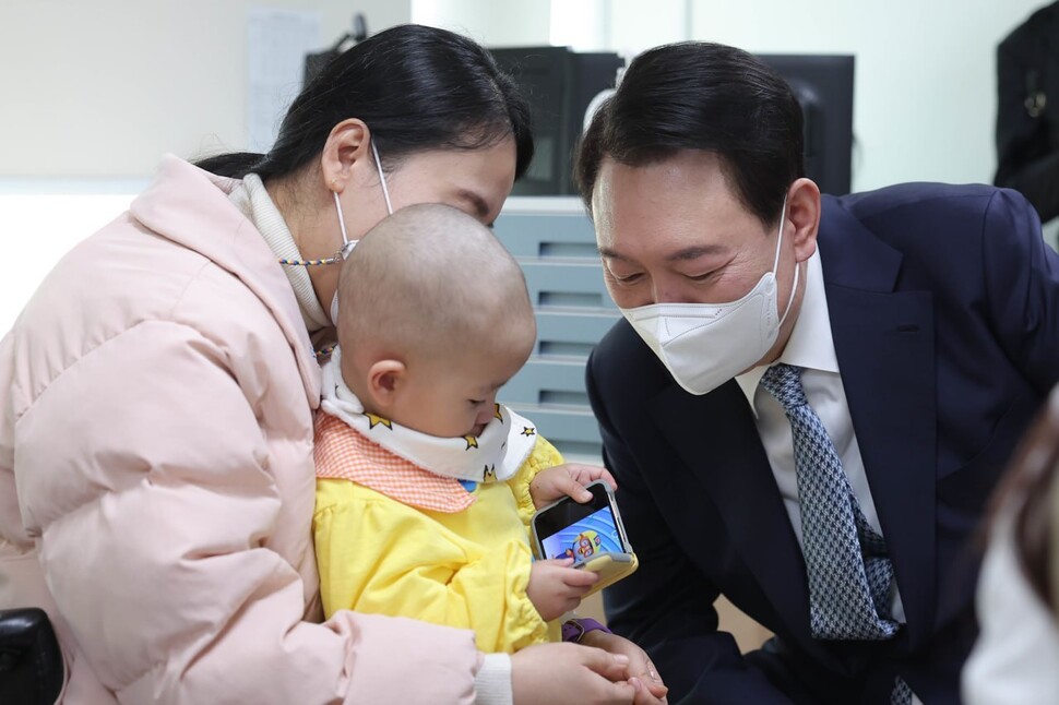 윤석열 대통령이 올 2월22일 서울 종로구 서울대 어린이병원을 찾아 환아와 보호자를 격려하고 있다. 윤운식 선임기자 yws@hani.co.kr