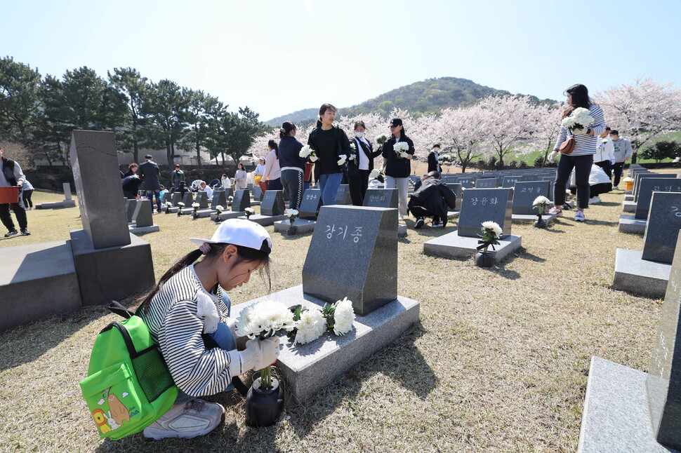 제75주년 4·3 희생자 추념일을 하루 앞둔 2일 오전 제주도 제주시 봉개동 제주 4·3평화공원 행방불명인 표석에서 양나경(8) 학생이 국화꽃을 바치고 있다. 백소아 기자 thanks@hani.co.kr