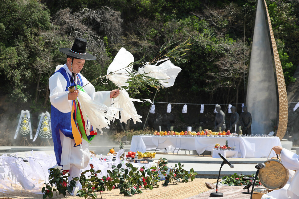 2일 낮 제주도 제주시 주정공장수용소 4·3 역사관 야외공원에서 열린 제3회 제주 4·3 행방불명희생자 위령제 ‘제주큰굿 붓시왕맞이’ 중 ‘질치기’가 진행되고 있다. 백소아 기자 thanks@hani.co.kr