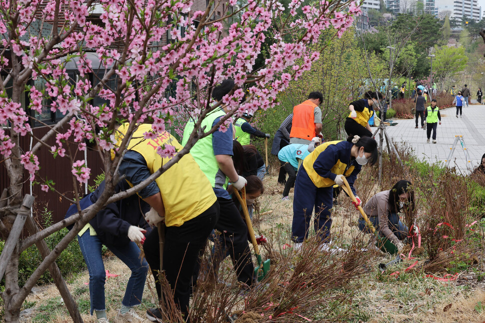 용산에 있는 민관학 연합 봉사체 용산 드래곤즈 회원들이 4일 오전 서울 용산구 효창공원앞역 광장에서 식목일을 맞아 나무를 심고 있다. 아모레퍼시픽, 국민건강보험공단 용산지사, 용산경찰서 삼일회계법인 등 17개사가 참여한 이번 봉사활동은 용산구 도심 내 녹지 공간 조성과 주민 휴식 공간 마련을 위해 진행됐다. 백소아 기자 thanks@hani.co.kr