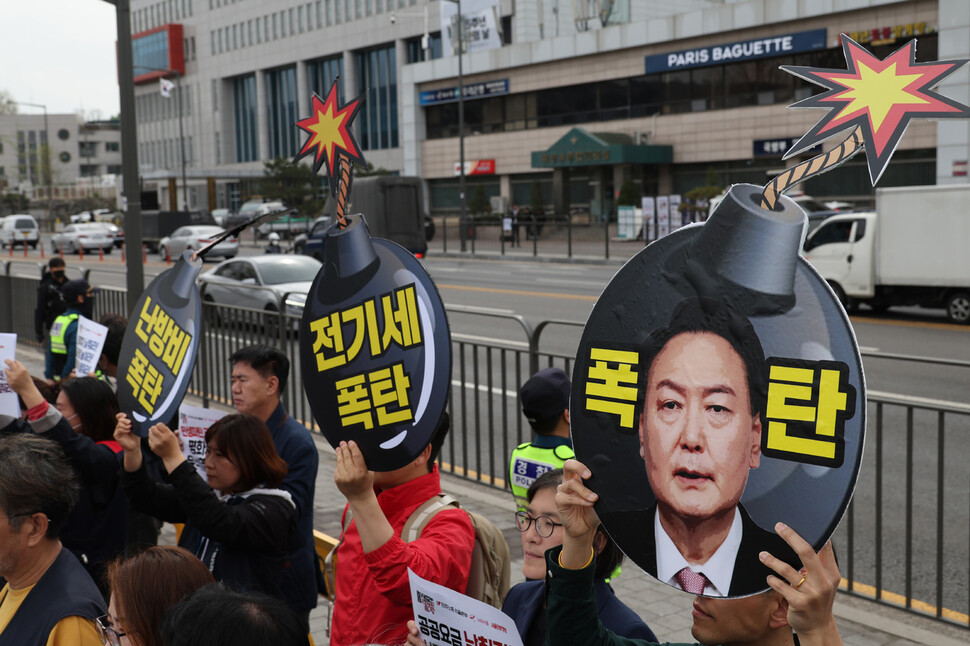 2023년 차별없는서울대행진 선포 기자회견이 4일 오전 서울 용산구 전쟁기념관 인근에서 열려 참석자들이 손팻말을 들고 있다. 김혜윤 기자 unique@hani.co.kr