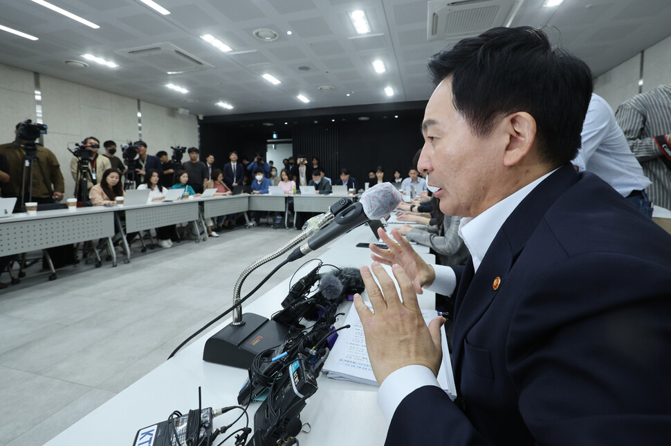 원희룡 국토교통부 장관이 19일 오후 서울역에서 열린 전세사기 관련 기자간담회에서 취재진의 질문에 답하고 있다. 연합뉴스