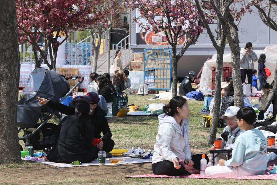 따듯하고 맑은 봄 날씨를 보인 지난 4월9일 시민들이 서울 영등포구 여의도한강공원에서 휴식하고 있다. 연합뉴스