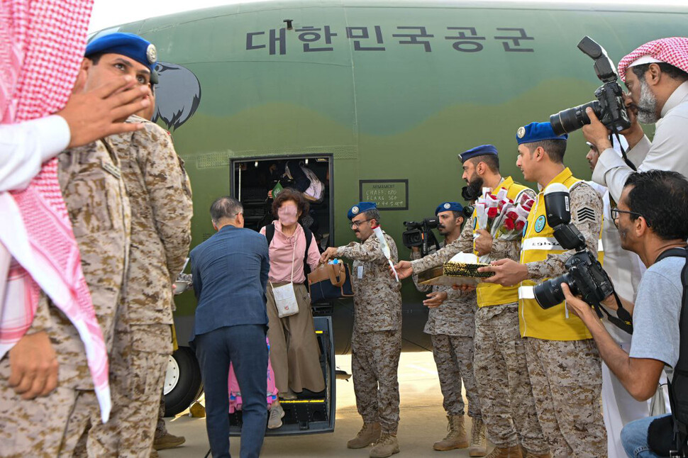 사우디 젯다공항 도착: 수단에서 출발한 교민들이 24일(현지시각) 사우디아라비아 젯다 공항에 도착하고 있다. 외교부 제공