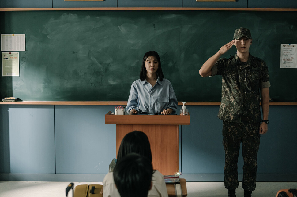 드라마 ‘방과 후 전쟁활동’에서 원작과 달리 아이들을 지켜주는 좋은 어른으로 나오는 교사와 소대장. 티빙 제공